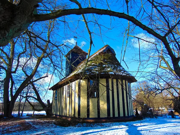 Chiesa Blu Nell Villaggio Padronale — Foto Stock