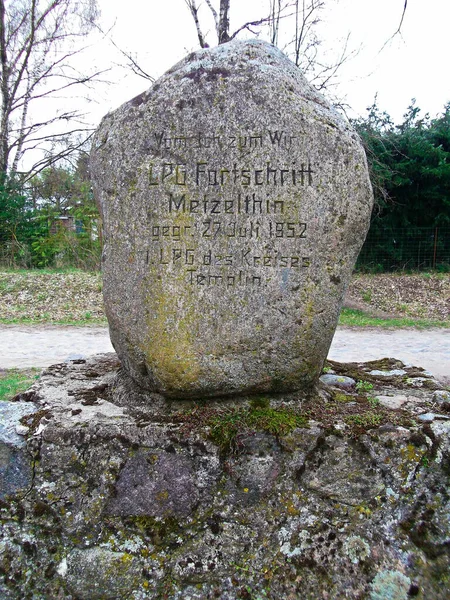 Piedra Fundadora Con Inscripción Glp Progress Metzelthin Fundada Julio 1952 — Foto de Stock