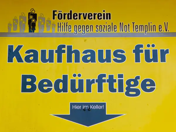 Schild Mit Der Aufschrift Frderverein Hilfe Gegen Soziale Templin Kaufhaus — Stockfoto