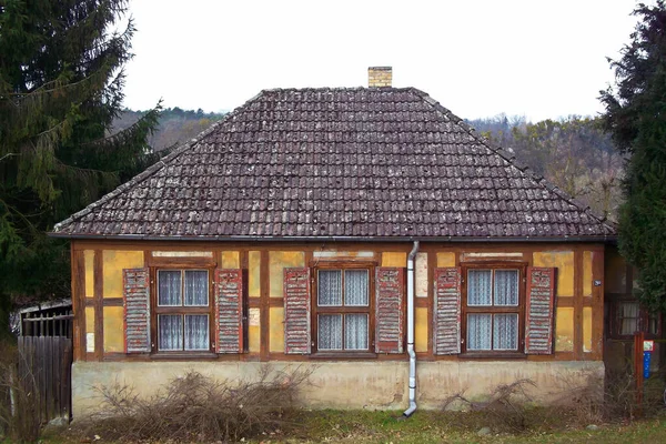 Eski Bir Kasabada Tarihi Yarı Keresteli Bir Bina — Stok fotoğraf