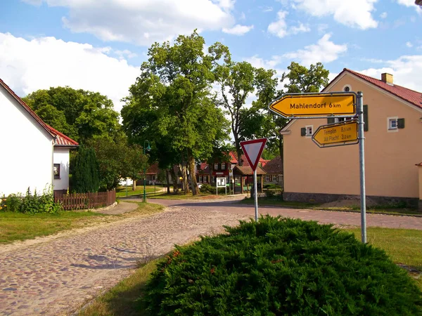 Kruispunt Een Klein Dorpje Uckermarkbord Met Inscriptie Mahlendorf Templin Alt — Stockfoto