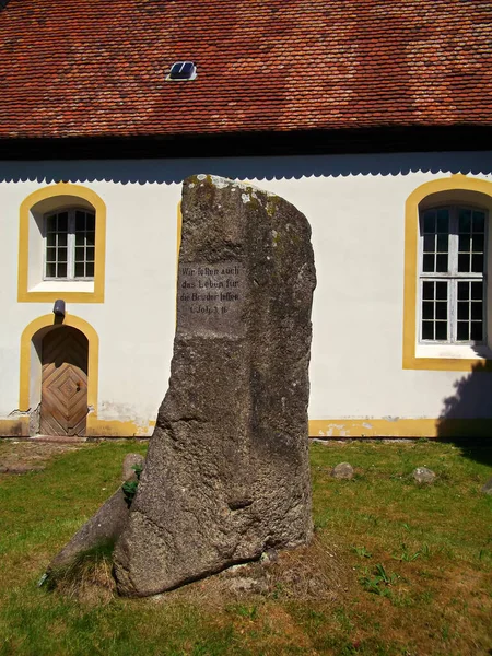 Kamień Pamięci Przed Ewangelickim Barokowym Kościołem Luterańskimz Napisem Powinniśmy Także — Zdjęcie stockowe