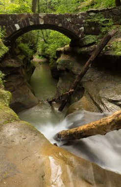 Güzel düzgün akan dere Hocking Hills Devlet Parkı, Ohio, taş köprü altında.
