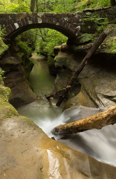 Beautiful smooth flowing stream under a stone bridge at Hocking Hills State Park, Ohio. — Stock Photo, Image
