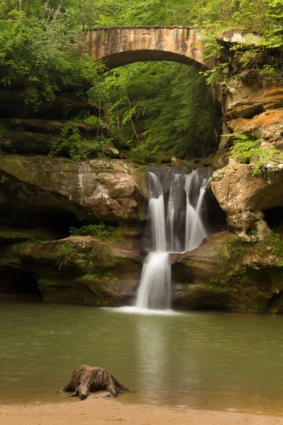 Upper Falls at Old Man's Cave, Hocking Hills State Park, Ohio. — Stock Photo, Image