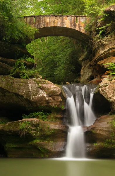 Upper Falls at Old Man's Cave, Hocking Hills State Park, Ohio. — Stock Photo, Image