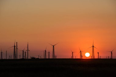 Rüzgar türbini gün batımında