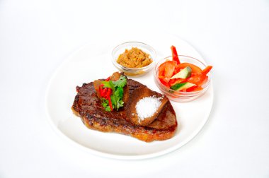 Izgara domuz biftek kruton, salata, sos ve domates ile.