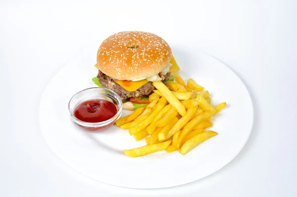 Hamburger ve patates kızartması domates sos ile.