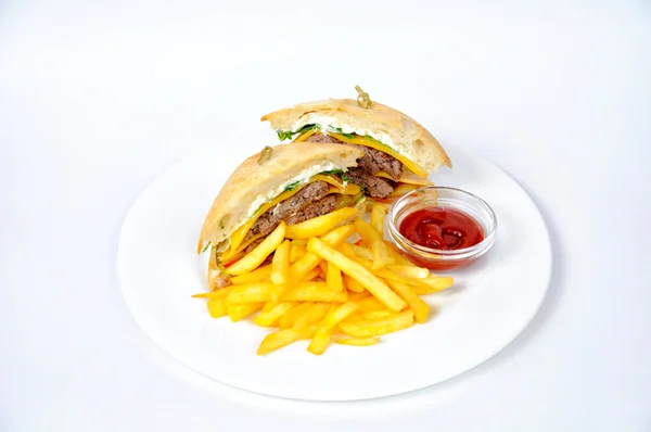 Hamburger ve patates kızartması domates sos ile.