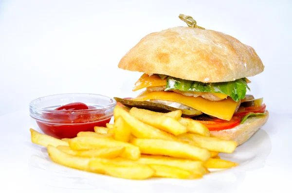 Hamburger ve patates kızartması domates sos ile.
