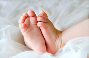 Yakın bir yukarı bir bebek ayak