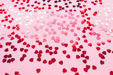 Kırmızı folyo kalplerle romantik pembe arka plan