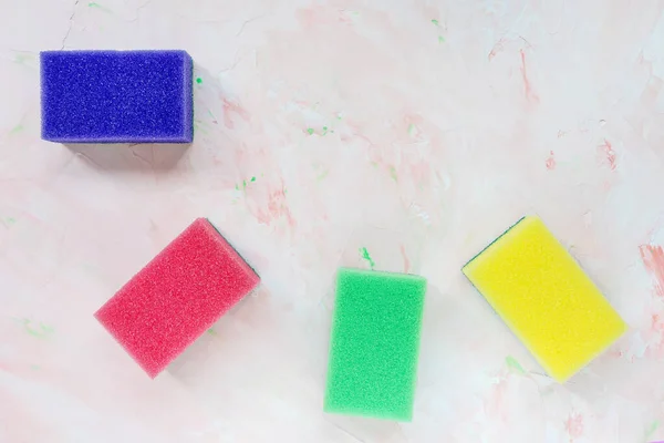 Bulaşık ve temizlik için yeni renkli süngerler — Stok fotoğraf
