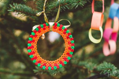 DIY Noel ağacına el yapımı süsleme