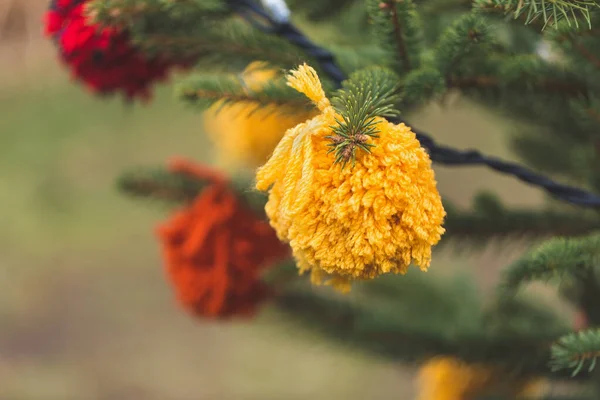 DIY fonal dekoráció egy karácsonyfa — Stock Fotó