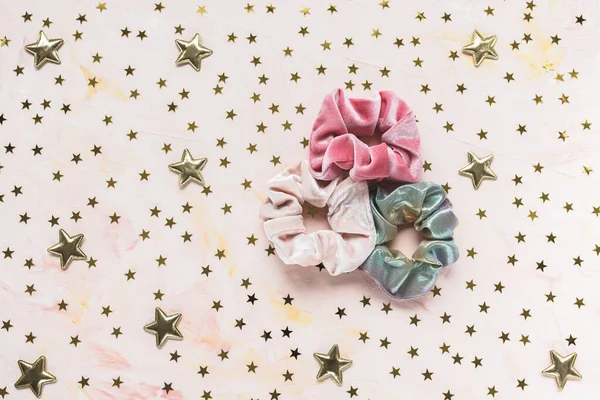 Trendi színek scrunchies és csillagok rózsaszín — Stock Fotó