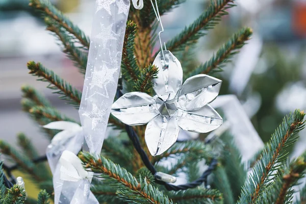 圣诞树上的DIY铝箔装饰 — 图库照片