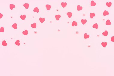 Kırmızı kağıt kalpli romantik pembe arka plan