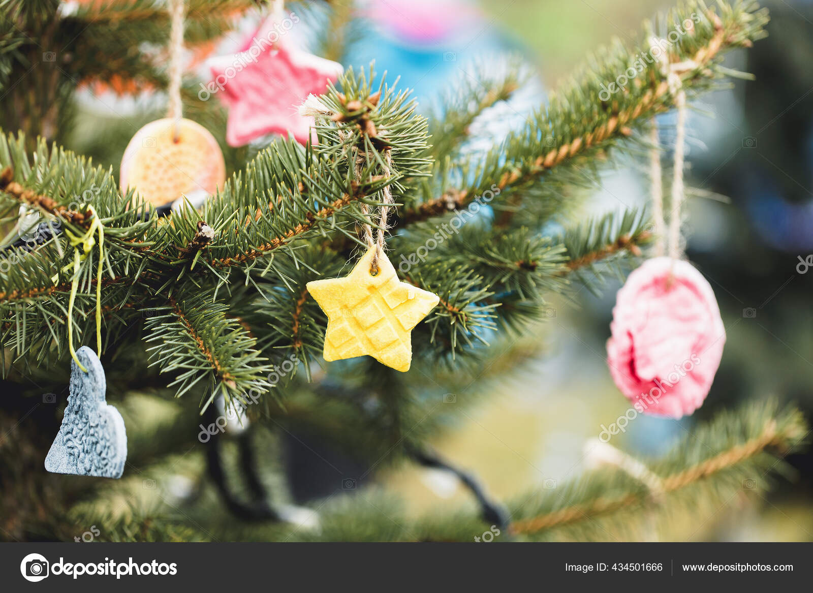 DIY decoração artesanal em uma árvore de Natal fotos, imagens de © lermont51 #434501666 DIY decoração artesanal em uma árvore de Natal fotos, imagens de © lermont51 #434501666