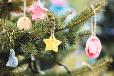 DIY Noel ağacına el yapımı süsleme