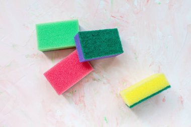 Bulaşık ve temizlik için yeni renkli süngerler