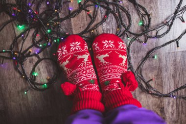 Karmaşık Noel ışıkları Ayaklar yere basıyor