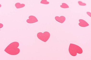 Kırmızı kağıt kalpli romantik pembe arka plan