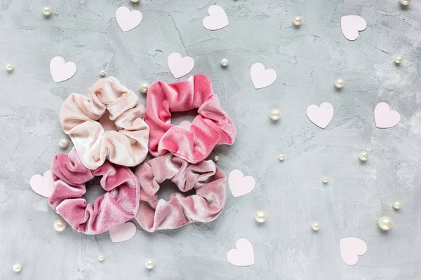 Four trendy velvet scrunchies, hearts and pearls — Stock Photo, Image