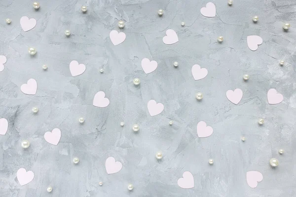 Romantikus háttér piros szívvel és gyöngyökkel — Stock Fotó