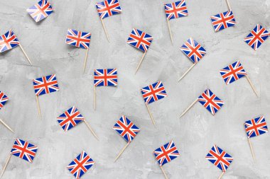 Gri üzerine Birleşik Krallık bayrakları olan soyut arkaplan