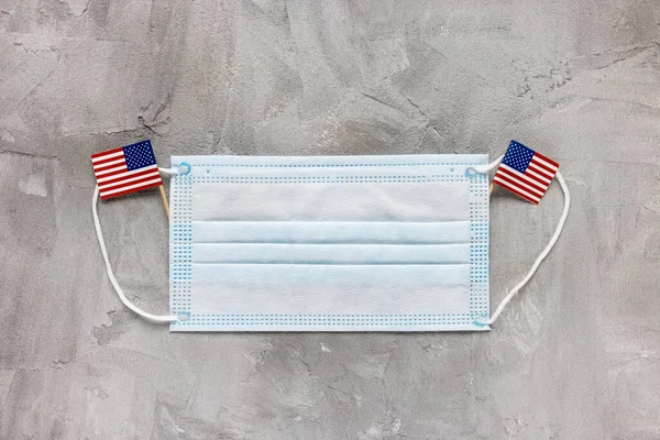 Fehér orvosi maszk és amerikai zászlók — Stock Fotó