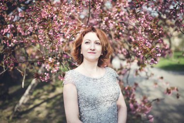 Neşeli Ermeni kadın Sakura çiçeğinin altında