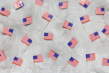 Gri arkaplanda ABD bayrakları olan soyut desen