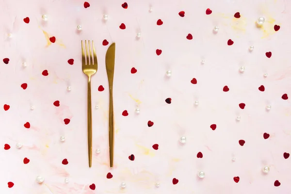 Χρυσά μαχαιροπίρουνα σε ροζ με φόντο καρδιές — Φωτογραφία Αρχείου
