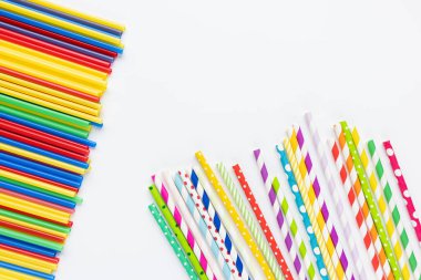 Beyaz arkaplan, çevre kavramı üzerinde plastik ve kağıt pipetler