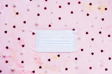 Romantik arka planda maskeler ve kalpler.