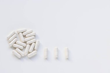 Beyaz arka planda kapsül hapı, ek konsept