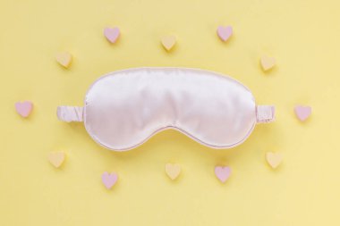 Sarı arka planda uyku maskesi, güzellik uykusu konsepti