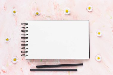 Eskiz defteri veya defter ve karakalem kalemlerini aç