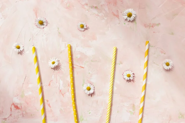Palhas de papel no fundo de verão rosa pastel — Fotografia de Stock