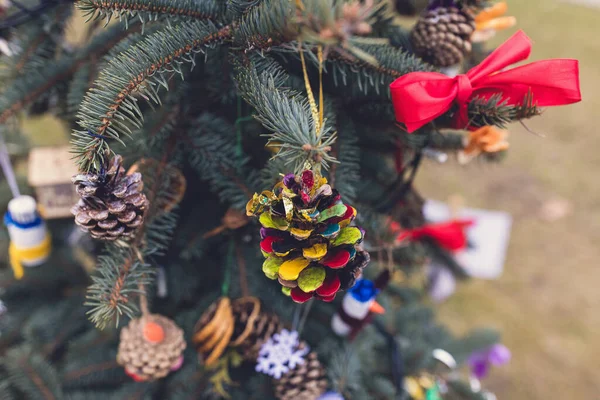 DIY decoración hecha a mano en un árbol de Navidad —  Fotos de Stock