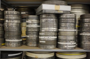 Eski film bir raf arşivlenmiş rulo