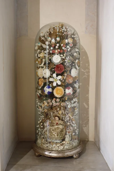 Стеклянный колокол с сушеными цветами — стоковое фото