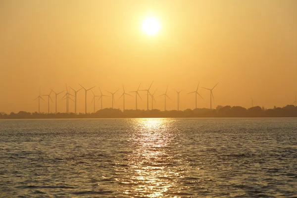 Günbatımı sahil kıyıda Rüzgar güç istasyonu — Stok fotoğraf