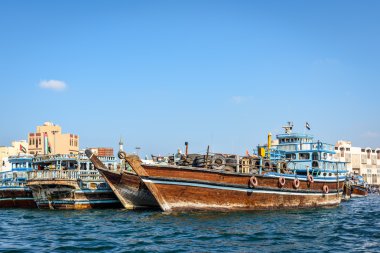 Geleneksel Arap tekneler veya dhows Dubai Creek'te demirledi