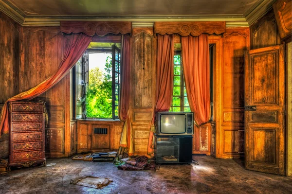 Dilapidated luxurious room in an abandoned castle — Stock Photo, Image