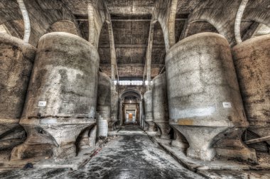 Terk edilmiş bir şaraphane beton fermantasyon tankları