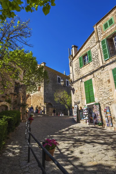 Enge straße, die zur placa de cartoixa, valldemossa führt — Stockfoto