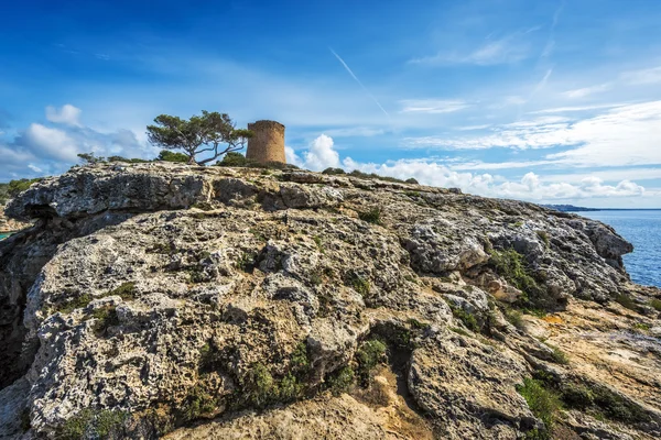 Torre de cala pi, mittelalterlicher Wachturm an der Küste von cala pi — Stockfoto